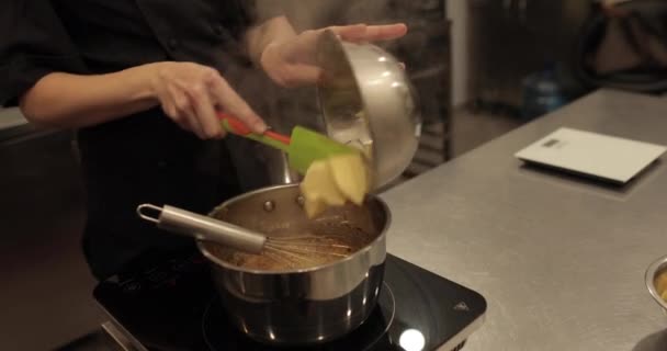 Chef Pastelaria Cozinha Derrama Mousse Chocolate Uma Panela Uma Tigela — Vídeo de Stock