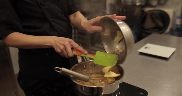 Chef Pastelería Cocina Vierte Mousse Chocolate Una Cacerola Tazón Cocinero — Vídeo de stock