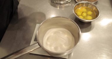 Çelik şurupla kaplanmış şekeri ateşte eritip şurup yapmak için. Şekerlemeler için tatlı malzemeleri ekle.