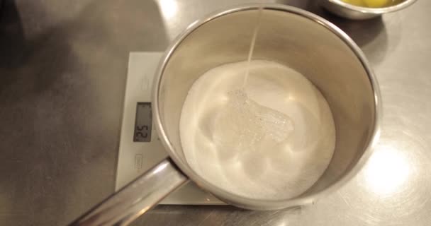 把糖放在钢制的糖浆壶中 在火上融化 制成糖浆 甜点配料用于糖果制作 — 图库视频影像