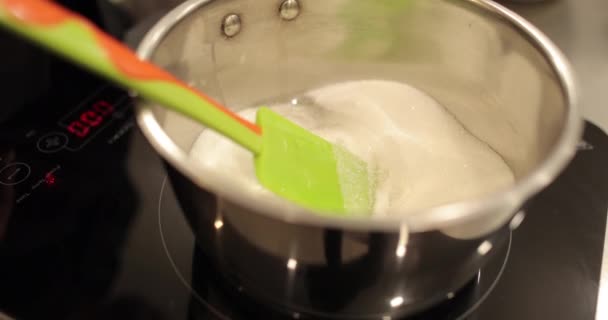 把糖放在钢制的糖浆壶中 在火上融化 制成糖浆 甜点配料用于糖果制作 — 图库视频影像