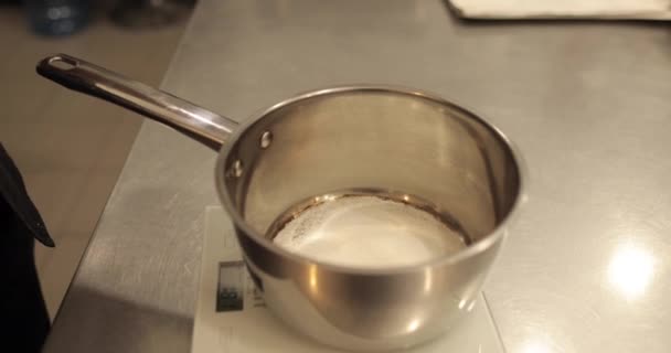 シロップを作るために火の上に溶かすためにスチールシロップ鍋に砂糖を閉じます 菓子のためのデザート成分 — ストック動画