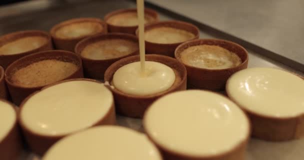 Kucharz Ciasta Wypełnia Tartlety Białą Śmietaną Praca Profesjonalnego Cukiernika Przygotowujemy — Wideo stockowe