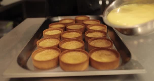Pasta Şefi Tartları Beyaz Kremayla Doldurur Profesyonel Bir Şekerlemecinin Işi — Stok video