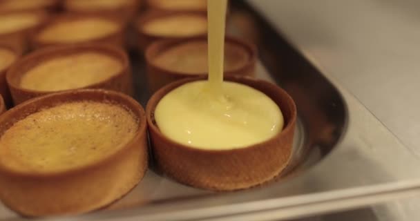 Chef Pastelería Llena Los Tartaletas Con Crema Blanca Trabajo Pastelero — Vídeos de Stock