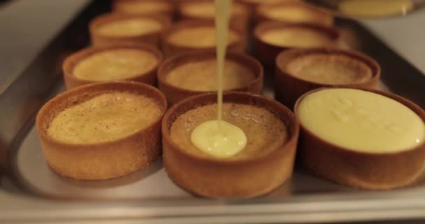Chef Pastelería Llena Los Tartaletas Con Crema Blanca Trabajo Pastelero — Vídeos de Stock