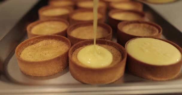 페이스트리 요리사는 크림으로 타르틀렛을 채웁니다 컨퍼런스의 우리는 열매와 달콤한 타르틀릿을 — 비디오
