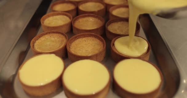 Chef Pâtissier Remplit Les Tartelettes Crème Blanche Travail Confiseur Professionnel — Video