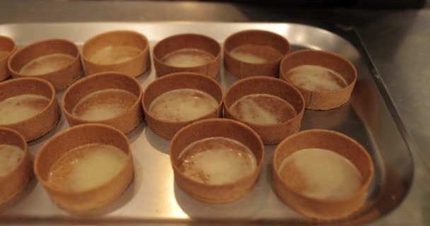 Bereiding Van Gebak Banketbakker Vult Taarten Met Chocoladevulling Professioneel Snoep — Stockvideo