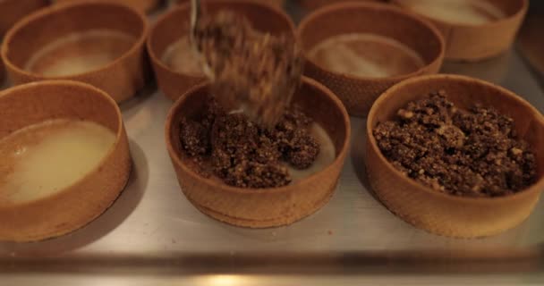 Preparación Pasteles Confitero Llena Las Tartas Con Relleno Chocolate Pastelería — Vídeo de stock
