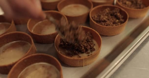 패스트리의 컨페셔너는 초콜릿 충전물로 타르트를 채웁니다 직업적인 고품질 비디오 — 비디오