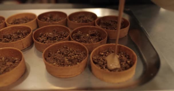 Pregătirea Produselor Patiserie Cofetarul Umple Tarta Umplutura Ciocolata Cofetărie Profesională — Videoclip de stoc
