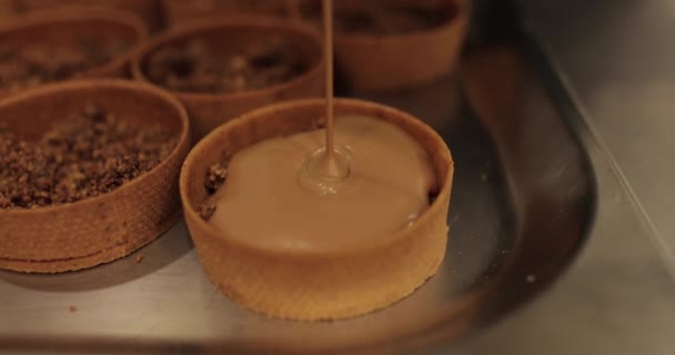 Preparazione Pasticcini Pasticciere Riempie Crostate Con Ripieno Cioccolato Pasticceria Professionale — Video Stock