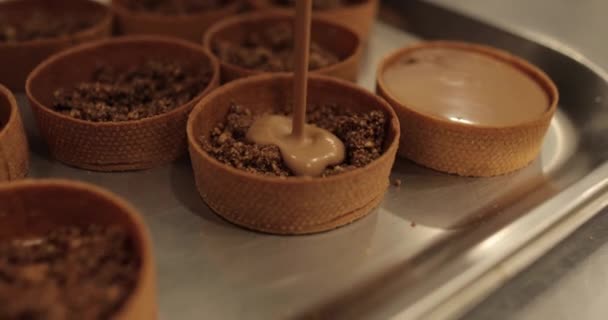 Προετοιμασία Αρτοσκευασμάτων Ζαχαροπλάστης Γεμίζει Τις Τάρτες Γέμιση Σοκολάτας Επαγγελματική Ζαχαροπλαστική — Αρχείο Βίντεο