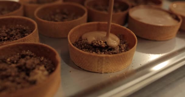 准备糕点 糖果店用巧克力填饱糕点 专业的糖果 高质4K视频 — 图库视频影像