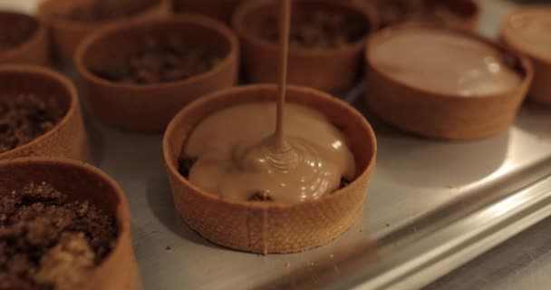 Preparación Pasteles Confitero Llena Las Tartas Con Relleno Chocolate Pastelería — Vídeo de stock