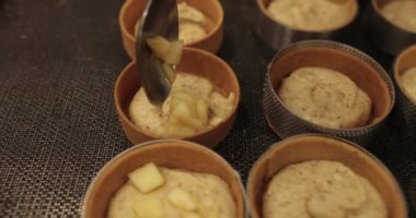 Pasta masasında elmayla doldurulurken pastalar..