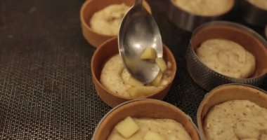 Pasta masasında elmayla doldurulurken pastalar..