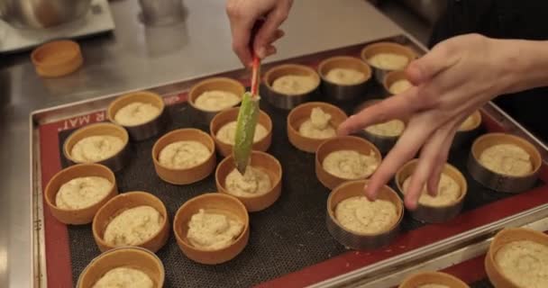 Torte Sul Tavolo Della Pasticceria Fase Riempimento Con Ripieno Mele — Video Stock