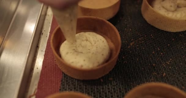 Een Grote Plastic Spuit Met Crème Binnenin Vult Taartjes Close — Stockvideo