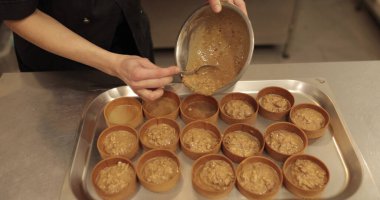 Ev yapımı pişirme, evde tart yapma. Turta doldurma süreci.