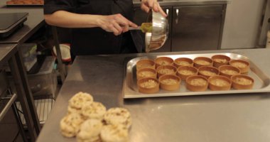 Ev yapımı pişirme, evde tart yapma. Turta doldurma süreci.