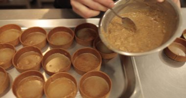 Ev yapımı pişirme, evde tart yapma. Turta doldurma süreci.