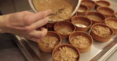 Ev yapımı pişirme, evde tart yapma. Turta doldurma süreci.