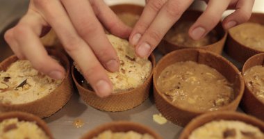 Evde el yapımı kekler. Pasta yapma süreci. Ev mutfağında şekerleme var..