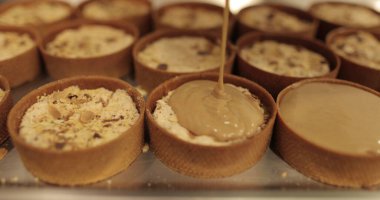 Evde el yapımı kekler. Pasta yapma süreci. Ev mutfağında şekerleme var..