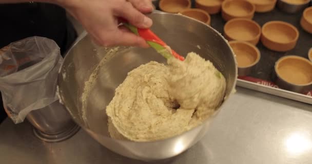 Kvinnliga Händer Hälla Överföra Krämen Kulinarisk Spruta För Att Klämma — Stockvideo