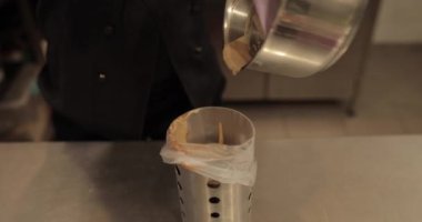 Kadın elleri kremi sıkmak için mutfak şırıngasına döker..
