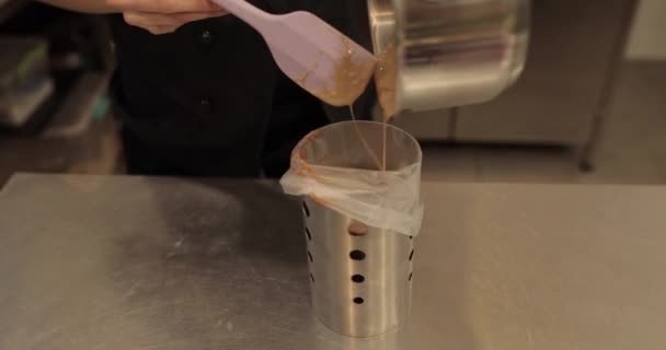 女手倒水 将奶油倒入烹饪注射器中挤压 — 图库视频影像