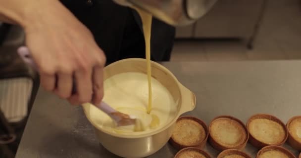 糕点厨师把甜点混合物倒入碗中 蛋糕制作过程的特写 — 图库视频影像