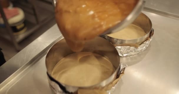 Ένας Ζαχαροπλάστης Χύνει Μείγμα Γλυκού Ένα Μπολ Διαδικασία Παρασκευής Κέικ — Αρχείο Βίντεο