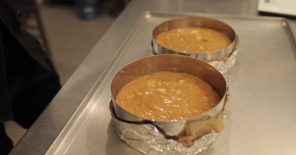 糕点厨师把甜点混合物倒入碗中 蛋糕制作过程的特写 — 图库视频影像