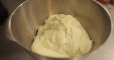 Dökme, karıştırma ve kek, kek, kurabiye ve kurabiye yapma süreci. Ev yapımı şekerlemeler.