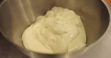 Dökme, karıştırma ve kek, kek, kurabiye ve kurabiye yapma süreci. Ev yapımı şekerlemeler.