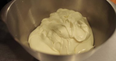 Dökme, karıştırma ve kek, kek, kurabiye ve kurabiye yapma süreci. Ev yapımı şekerlemeler.