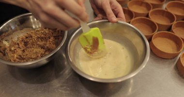 Dökme, karıştırma ve kek, kek, kurabiye ve kurabiye yapma süreci. Ev yapımı şekerlemeler.