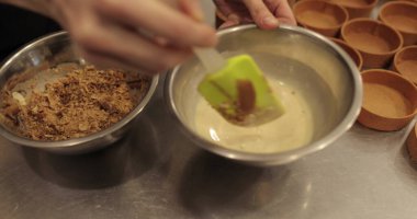 Dökme, karıştırma ve kek, kek, kurabiye ve kurabiye yapma süreci. Ev yapımı şekerlemeler.