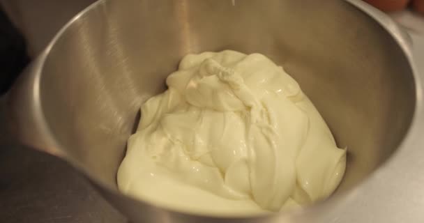 Gieten Mengen Het Proces Van Het Maken Van Taarten Cupcakes — Stockvideo