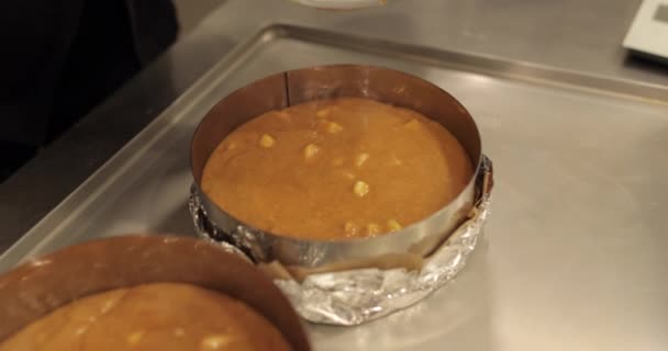搅拌和制作蛋糕 纸杯蛋糕 饼干和饼干的过程 自制糖果店 — 图库视频影像