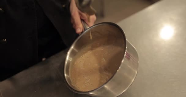 Kvinnliga Händer Mal Ingredienser Metallkruka Med Nedsänkning Mixer Processen Att — Stockvideo
