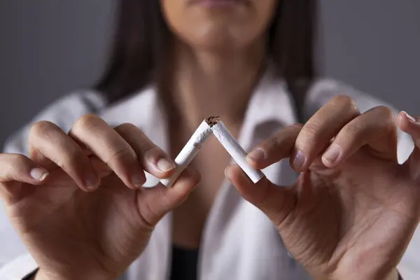 Eller doktoru sigarayı yakın plan çekimde kırar. sigara zararlı kavram.