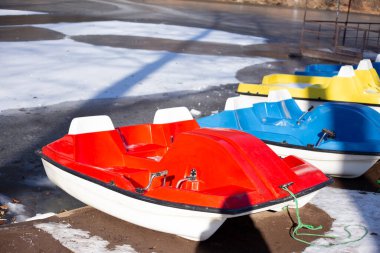 Renkli teknelerin soyutlanması turistler için hazırlandı