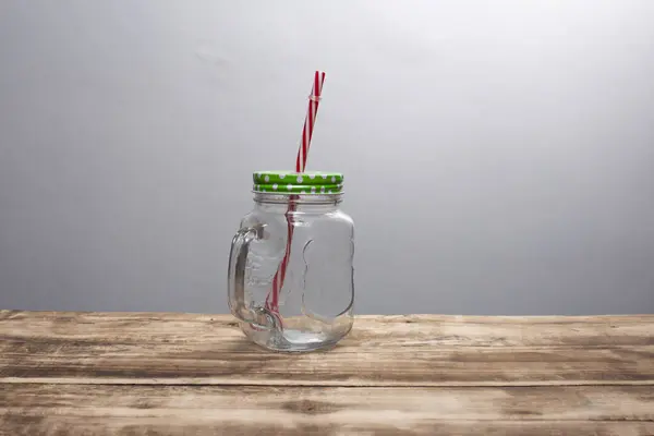 Masada taze bardak şişesi var.