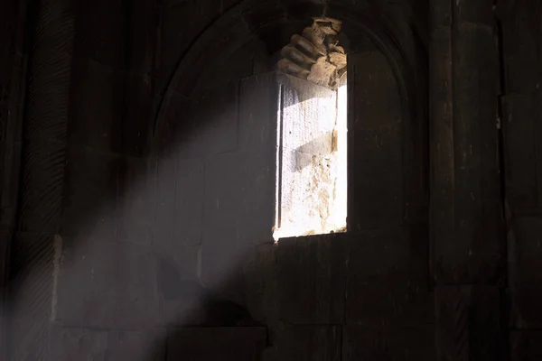 古い教会の窓から光が落ちる — ストック写真