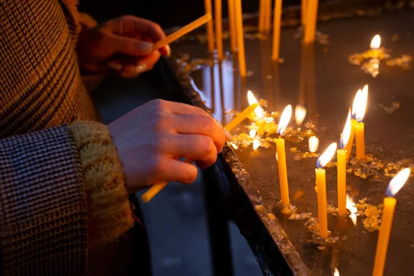 Nainen Valaistus Kynttilöitä Kirkossa — kuvapankkivalokuva