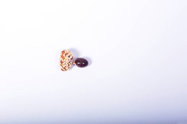 Beyaz arkaplanlı noel süslemesi